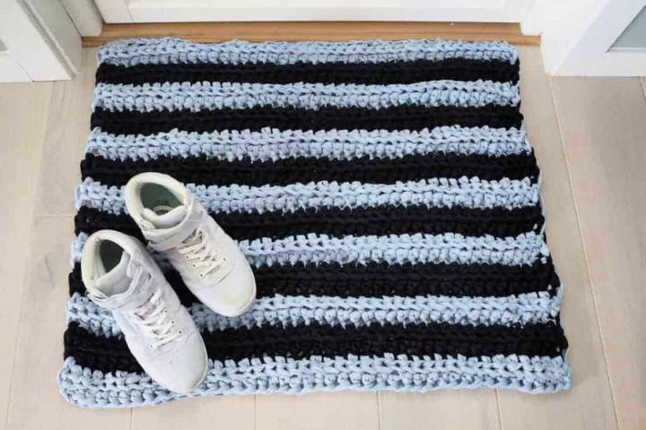 Free DIY Easy Chunky Crochet Rug Pattern with Super Bulky Yarn - Life + Yarn