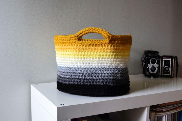 7 Crochet Patterns baskets and tote bags using Bernat Maker Home