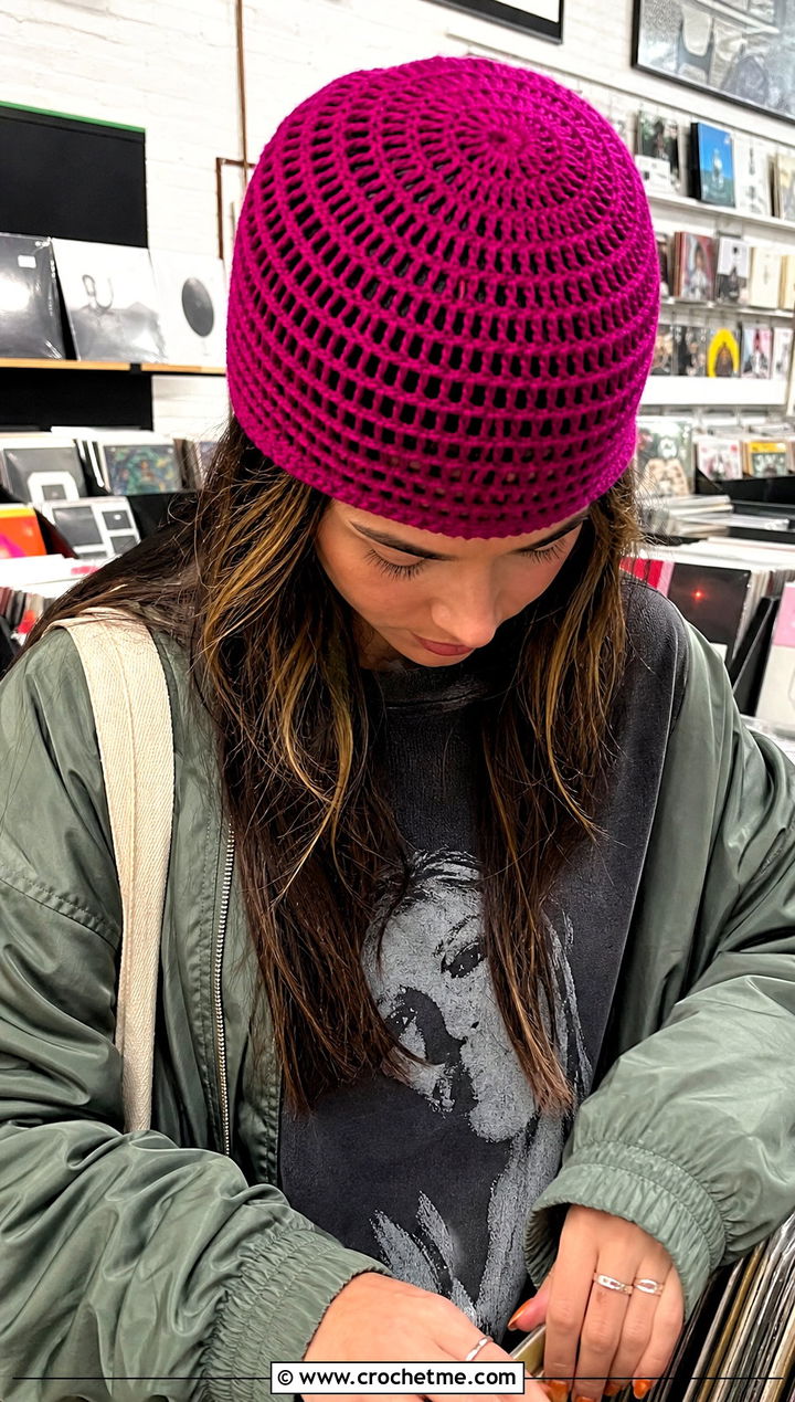 Spiral Mesh Crochet Beanie With Graphic Tee - 25 crochet mesh beanie outfit ideas
